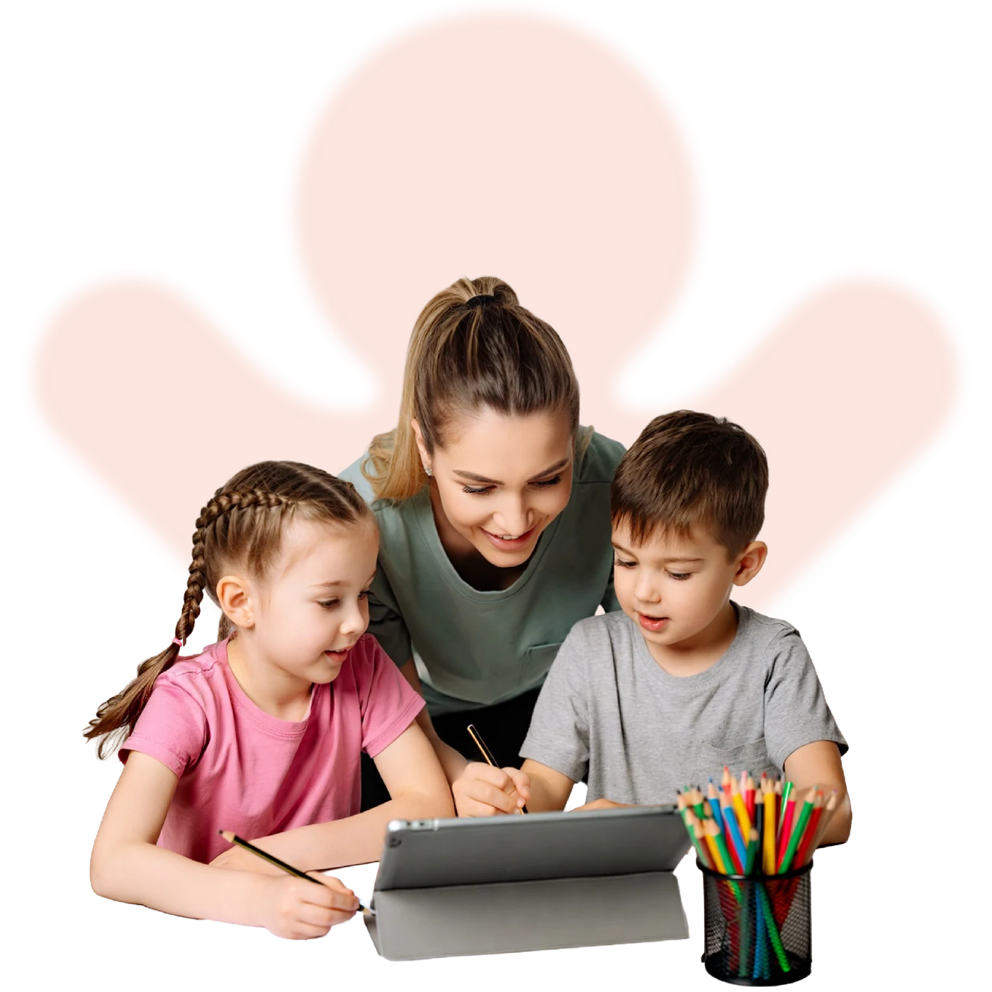 DiKita — Erzieherin mit zwei Kindern beim gemeinsamen Lernen am Tablet